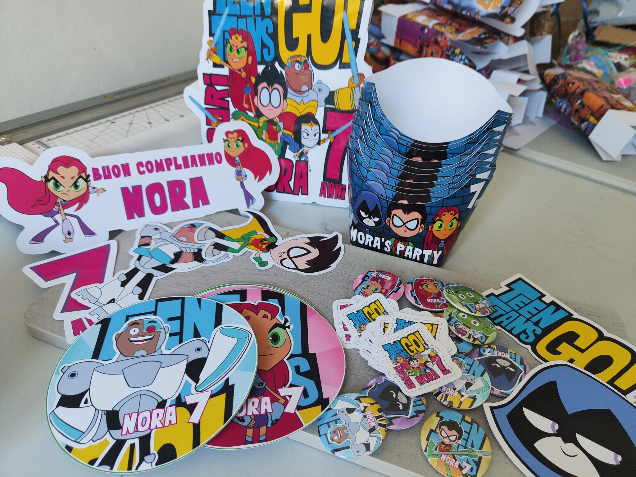 kit allestimento addobbo tavolo personalizza piatti bicchieri tovaglia festone festa compleanno scatoline regalini teen titans go